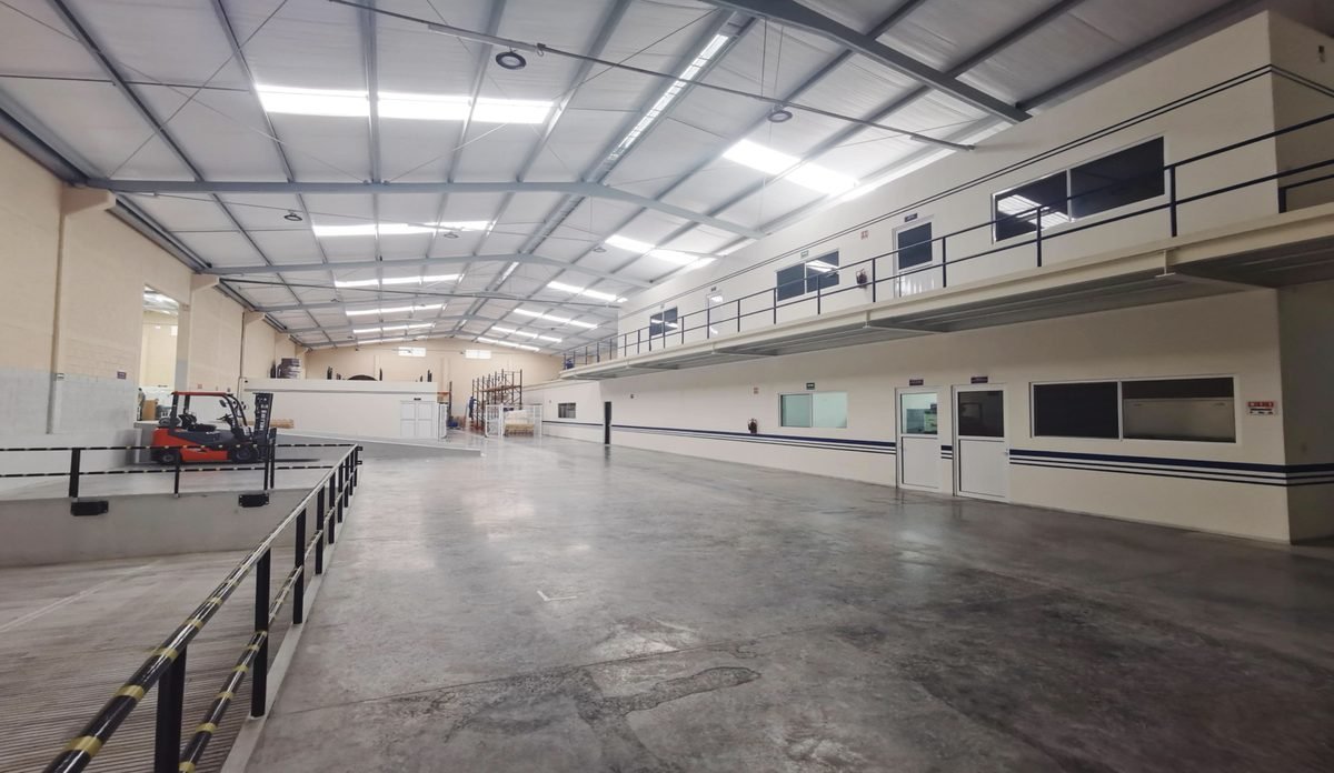 Nave industrial de Startek con entrepiso de oficinas y piso de concreto pulido